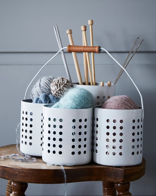 4 IKEA ORDNING bestikholdere er placeret sammen og bruges til opbevaring af strikkeudstyr.