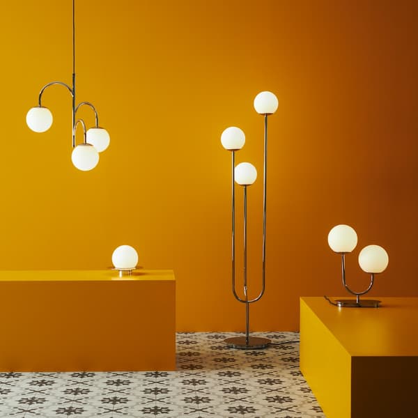 4 luminaires SIMRISHAMN posées dans un décor jaune 