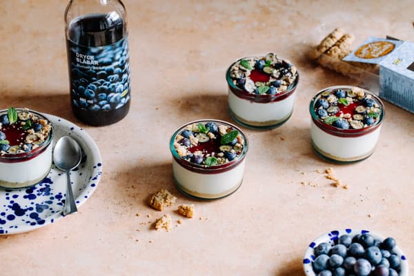 4  mit Dessert gefüllte Gläser.