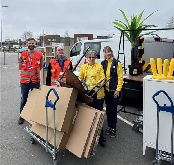 4 personnes autour des cartons 