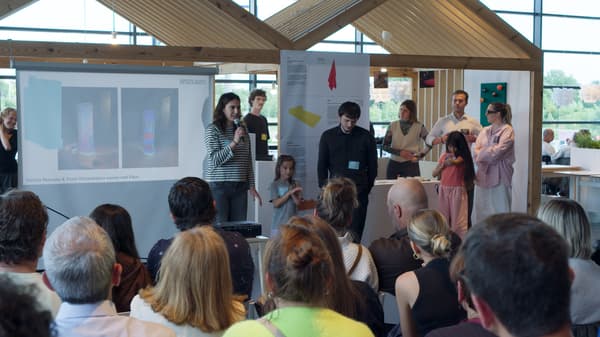 4 studenten presenteren samen met de betrokken 2 kinderen hun ontwerpen aan het grote publiek