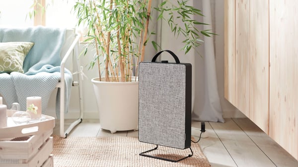 Cool, sunny living room with a FÖRNUFTIG air purifier.