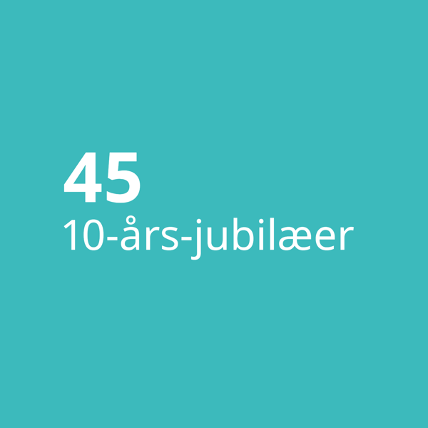 45 10-års-jubilæer står med hvid skrift på en turkis baggrund.