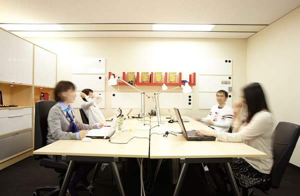 大人4人が会議をしている