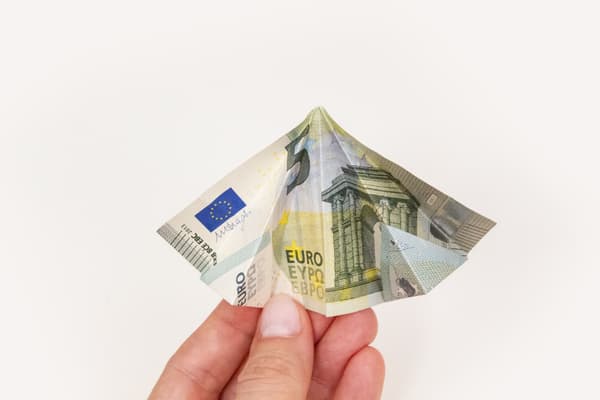 5-Euro-Schein wird gefaltet