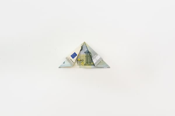 5-Euro-Schein wird gefaltet