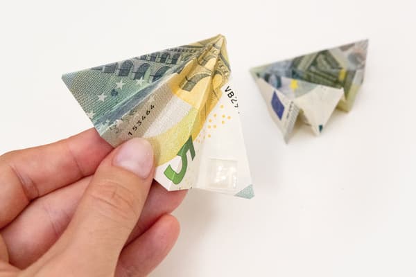 5-Euro-Schein wird gefaltet