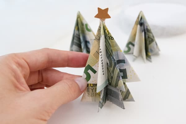 5-Euro-Schein wird gefaltet