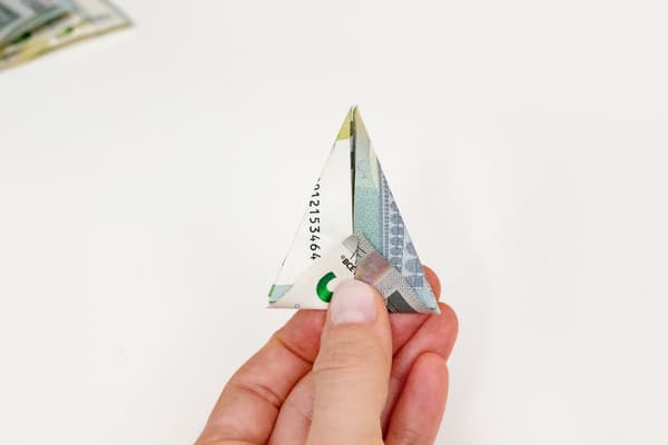 5-Euro-Schein wird gefaltet
