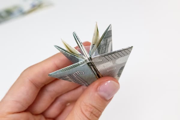 5-Euro-Schein wird gefaltet