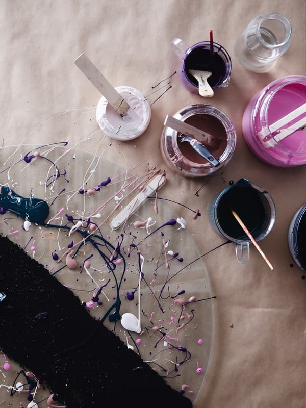 6 contenitori di vetro con colori con cui è stata decorato un piatto di vetro. 