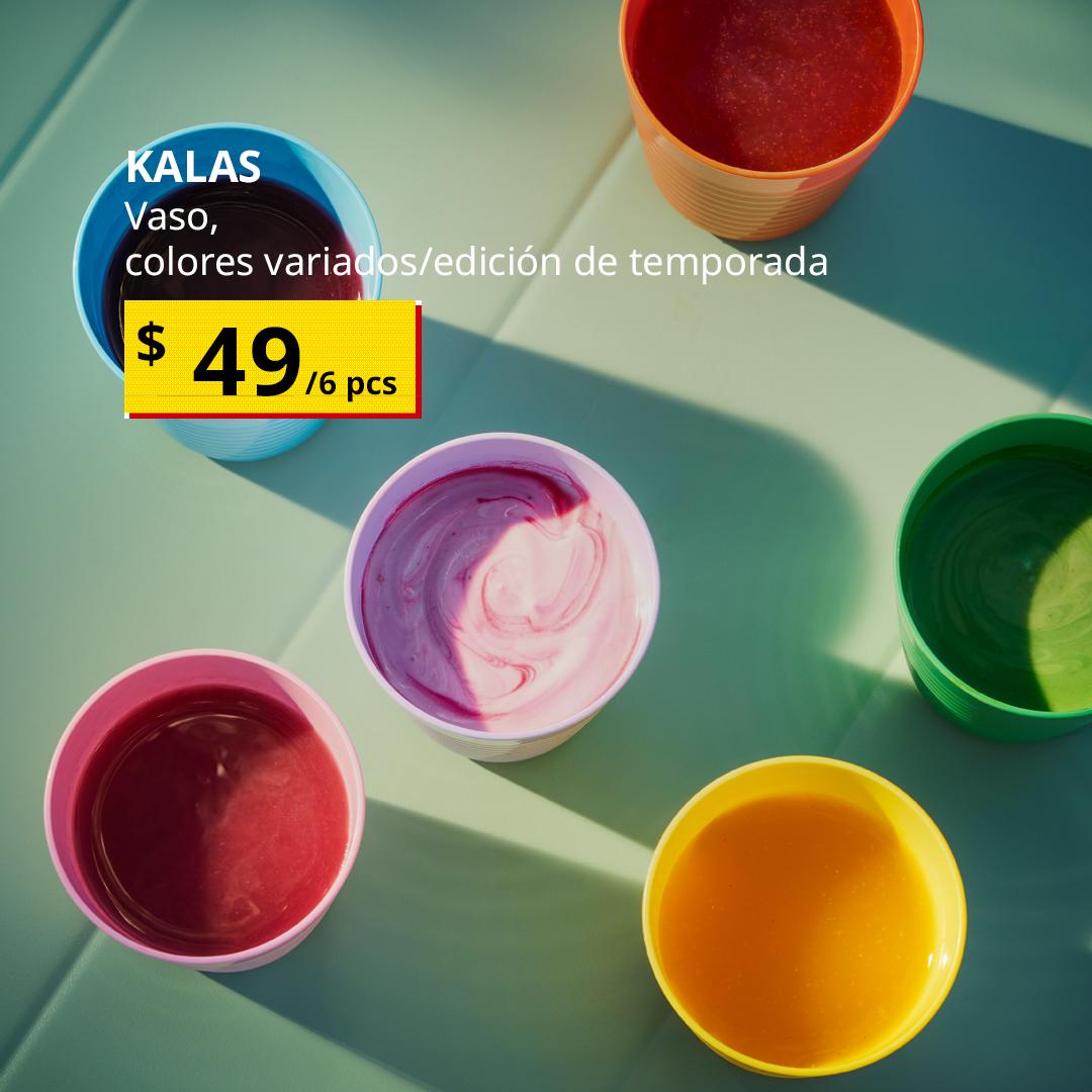 6 Vasos infantiles KALAS de colores brillantes sobre superficie verde, cada uno con bebidas y smoothies en tonos vibrantes como rojo, morado, naranja y verde; diseño resistente, ligero y perfecto para niños.