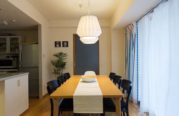 6人かけのテーブルがあるダイニングスペース