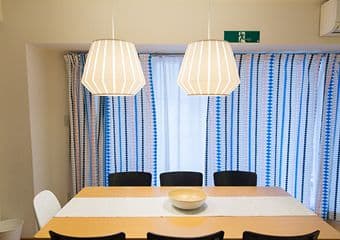 6人かけのテーブルと ペンダントランプが2つ並んでる