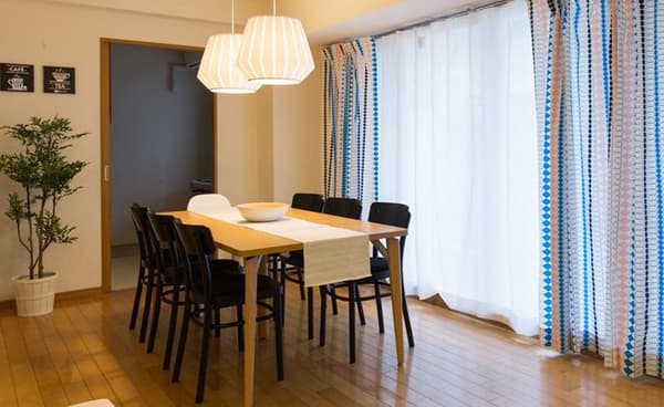 6人掛けのテーブルや観葉植物があるダイニングスペース