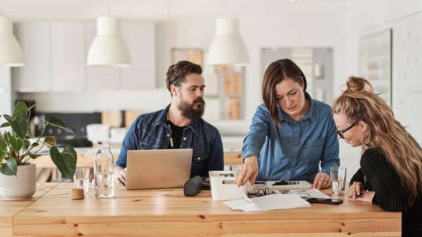 Mężczyzna i kobieta planujący dom z konsultantem IKEA