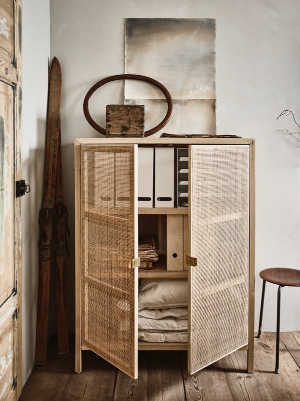 Meubles et accessoires nature en bois blond et rotin IKEA