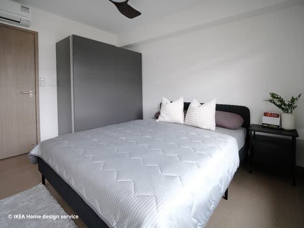 A 45 angled shot of homeowner Kelody and Zack's 4-room BTO guest room, which is designed for their visiting grandparents.