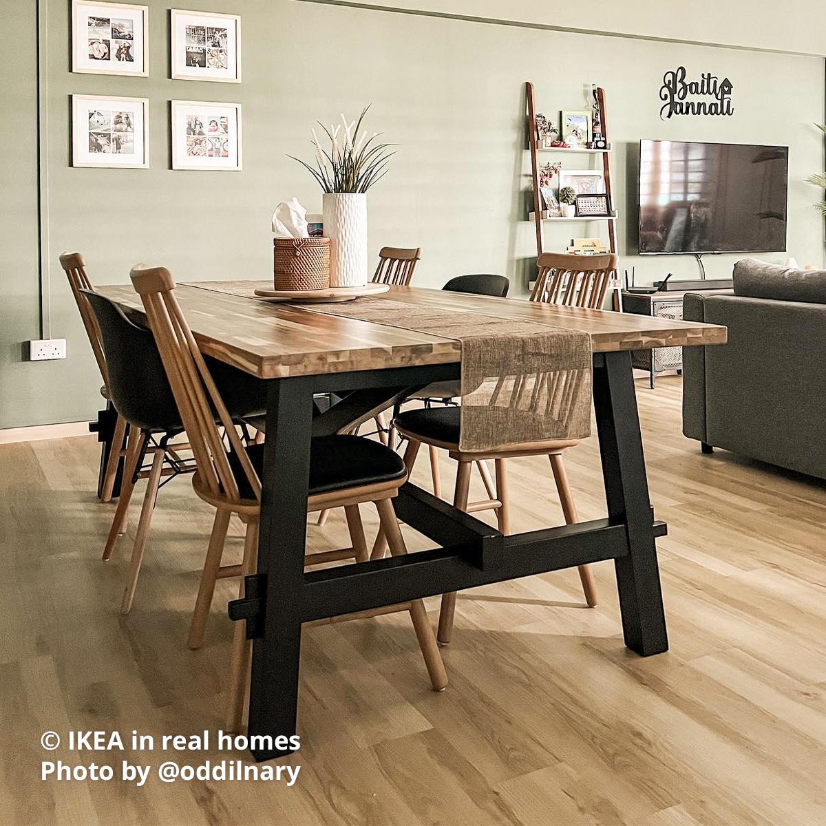 A acacia SKOGSTA dining table with chairs in the dining area next to the living room. Photo by instagrammer @oddilnary for IKEA in real homes ©