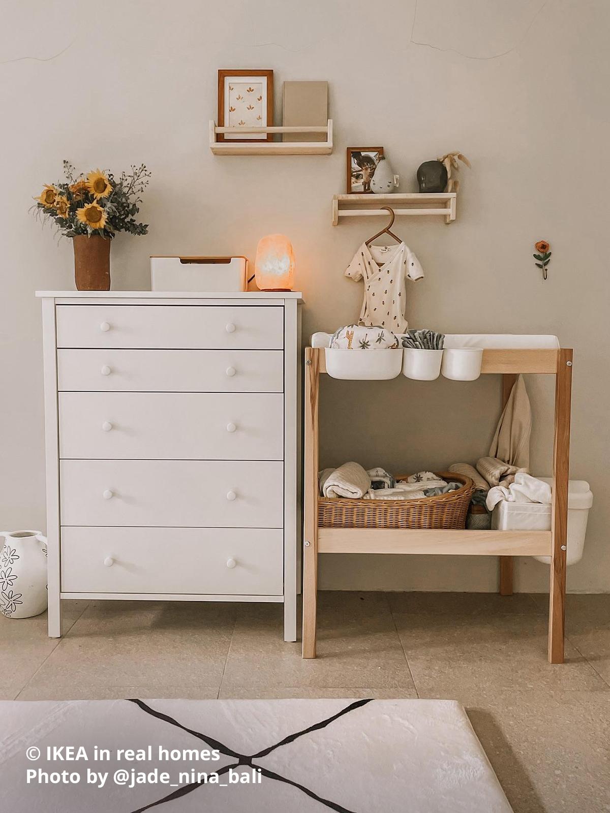 A area of the nursery room with a white KILBERGET chest of 5 drawers placed next to a birch/white SNIGLAR changing table. IKEA in real homes Photo by @jade_nina_bali