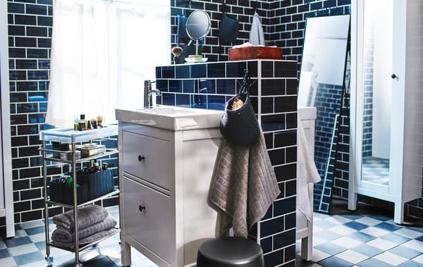 A bathroom design idea featuring a double sink and cabinet in the centre of the room.
