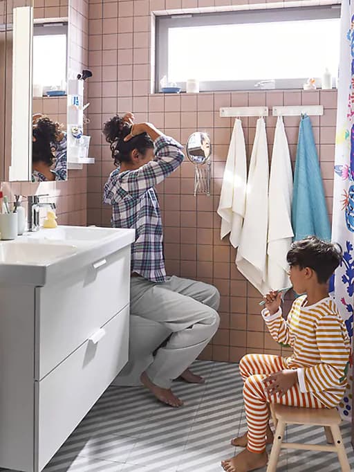 A bathroom with a bench to integrate functionalities