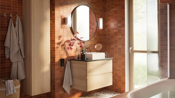A bathroom with a TRENSUM mirror in stainless steel and a LINDBYN mirror in black and a GODMORGON washstand with two drawers.