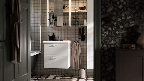 A bathroom with ENHET drawer fronts in white, ENHET frames for wall shelves in white and a TVÄLLEN wash basin single.