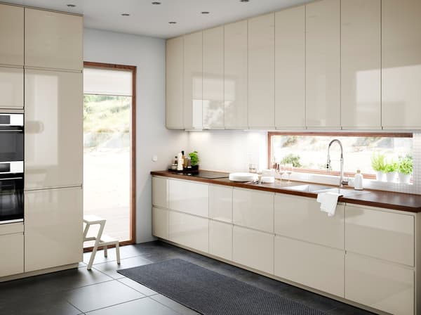 A beige VOXTORP kitchen with high-gloss beige drawer fronts.