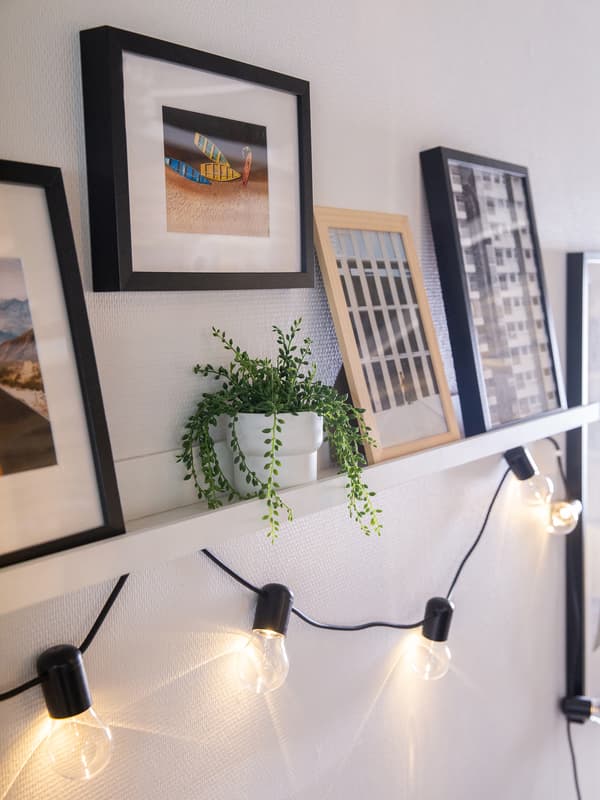 A BERGSHULT/PERSHULT polckombinációk bőséges helyet kínálnak a könyveknek és a dekorációknak.