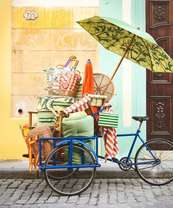 A bicycle with front tray containing various SOLBLEKT collection items.
