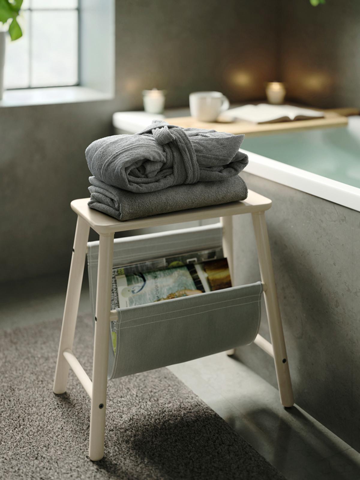 A birch VILTO stand in the bathroom filled with GULVIAL bath towels on top, as Christmas gifts