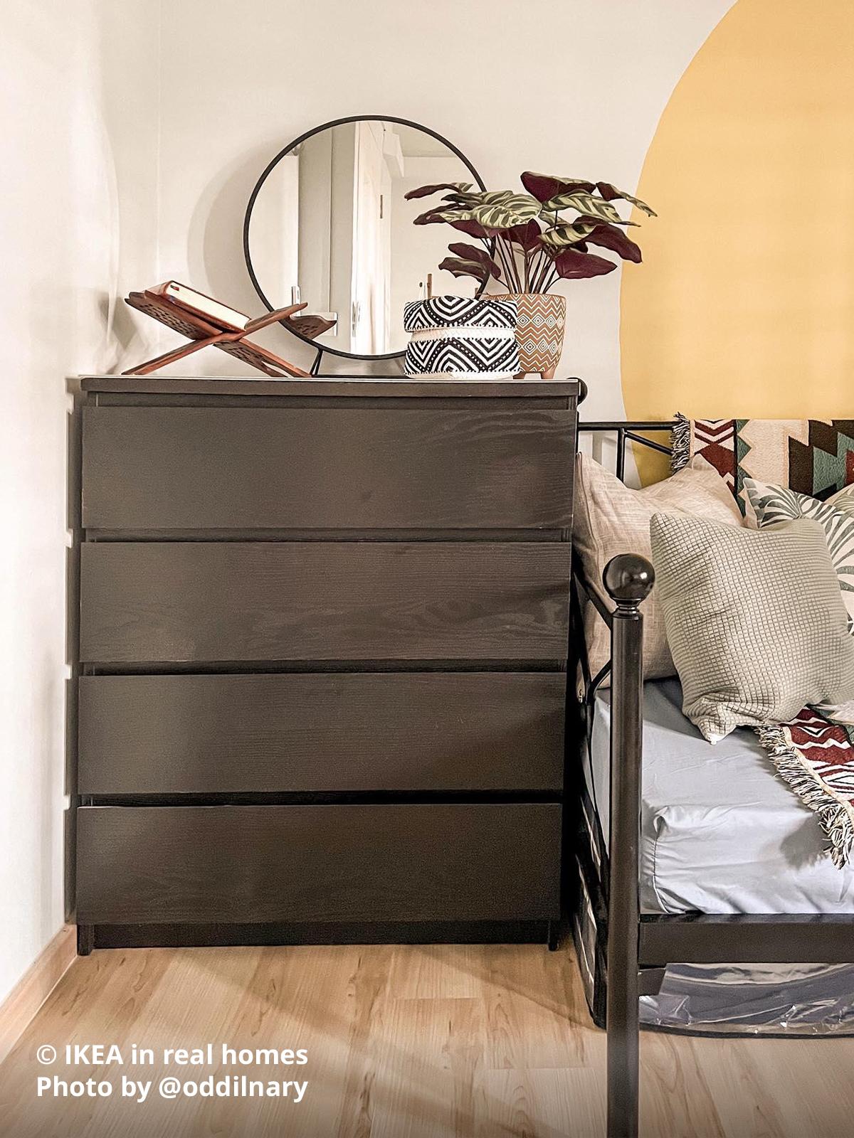 A black-brown MALM chest of 4 drawers placed rihgt next to a day-bed which resembles the black FYRESDAL day-bed. Photo by instagrammer @oddilnary for IKEA in real homes. ©
