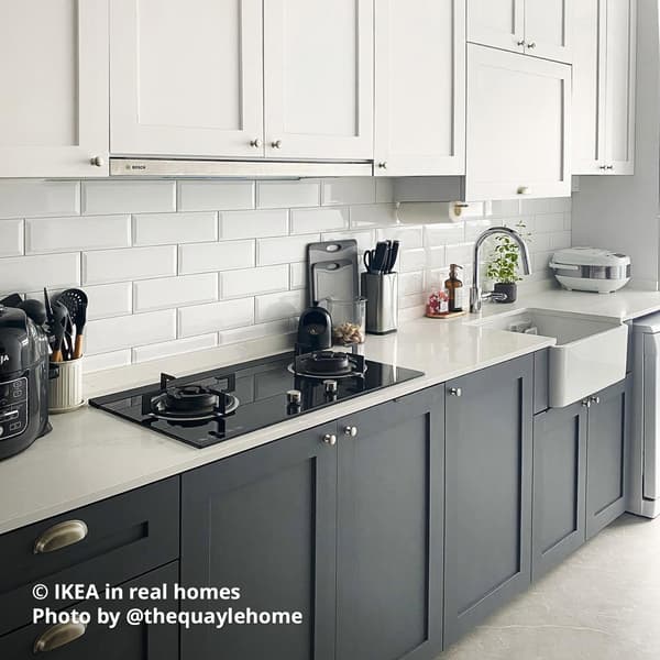 A black/white METOD kitchen featuring IKEA in real homes Photo by @thequaylehome