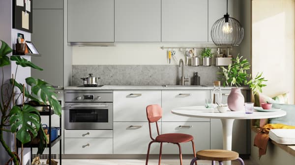 A bright, airy kitchen with windows facing the garden. FRÖJERED kitchen fronts, in bamboo, are combined with fronts in white.