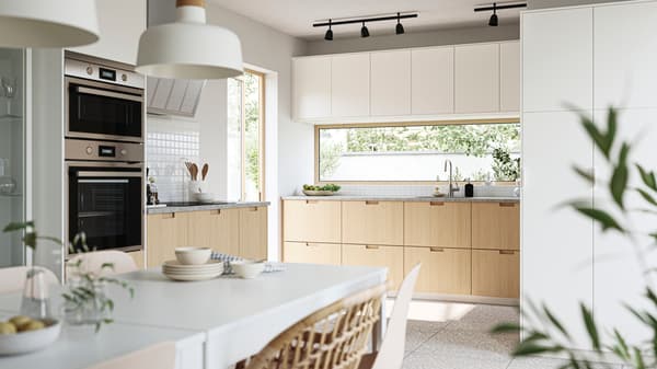 A bright, airy kitchen with windows facing the garden. FRÖJERED kitchen fronts, in bamboo, are combined with fronts in white.