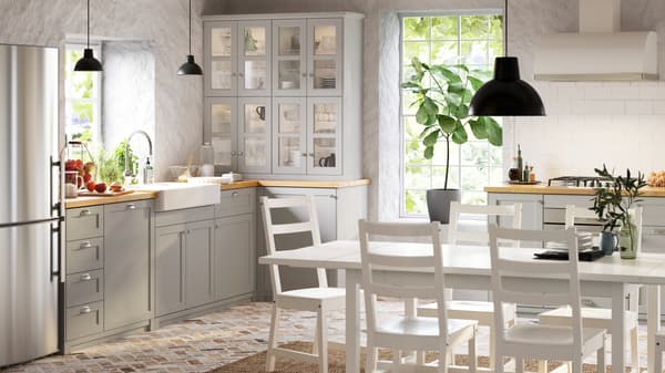 A bright kitchen in traditional style with light gray LERHYTTAN kitchen fronts, NORDVIKEN table and five chairs in white.