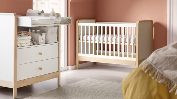 A brown/red children's room with ÄLSKVÄRD furniture.