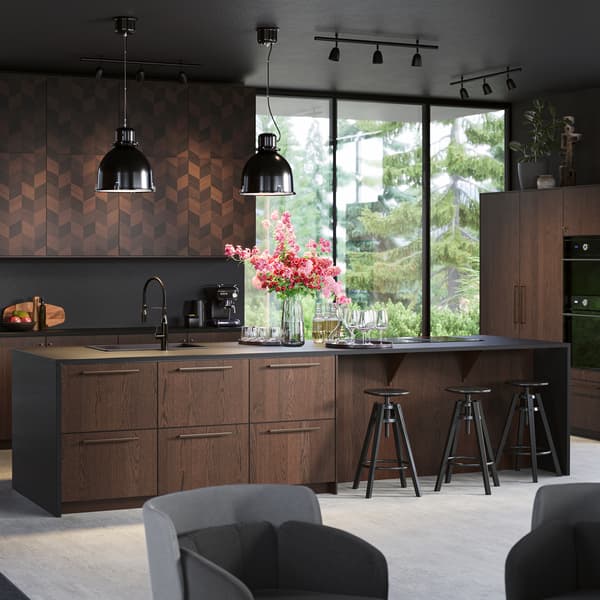 A brown SINARP kitchen with an island