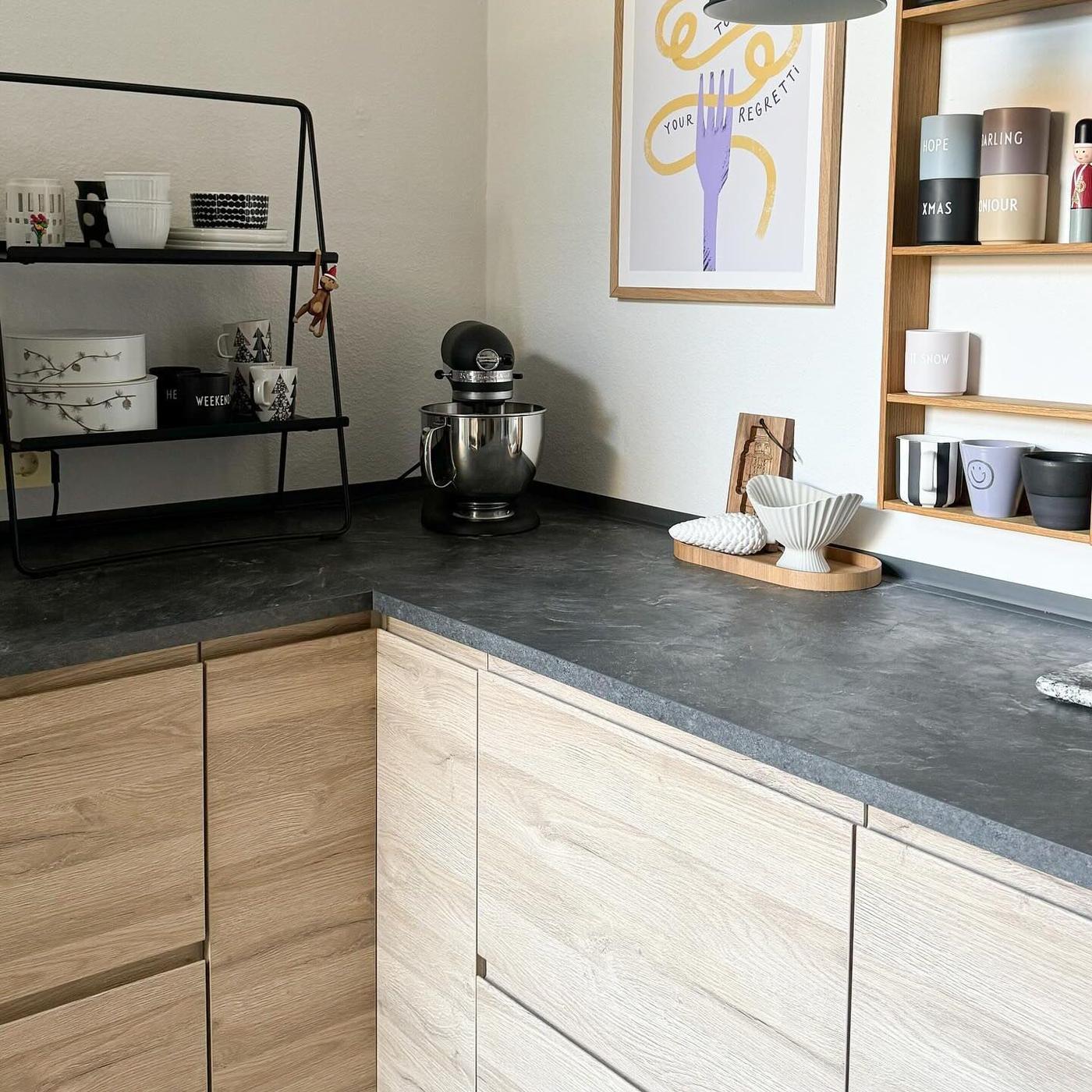 A chic and stylish METOD kitchen with VOXTORP fronts