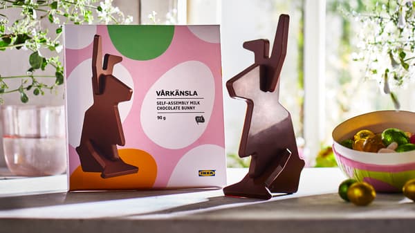 A chocolate box, a bunny and easter egg 