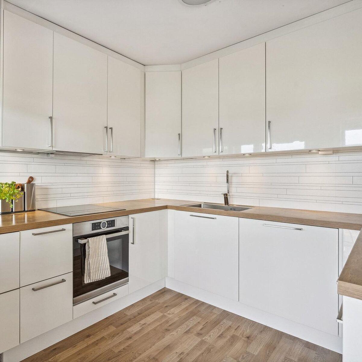 A clean, uncluttered METOD kitchen with RINGHULT fronts