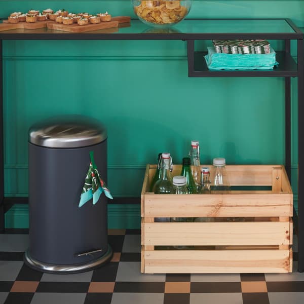 A clear glass BLANDA serving bowl in the kitchen