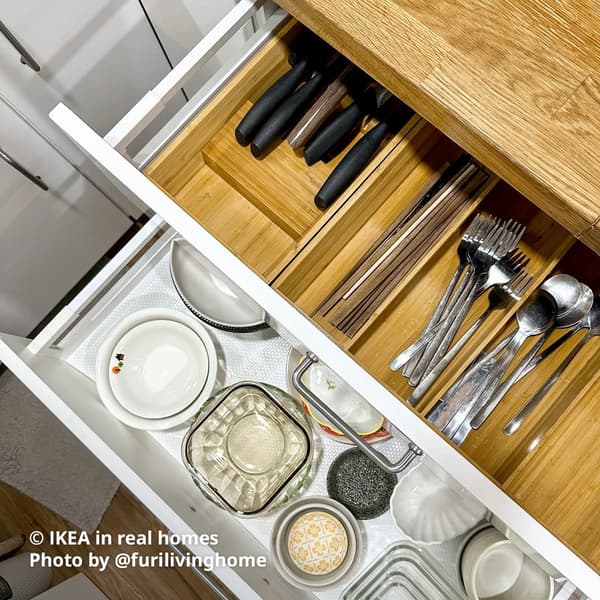 A close-up of bamboo UPPDATERA utensil trays in a METOD drawer in a kitchen setting. IKEA in real homes Photo by @furilivinghome