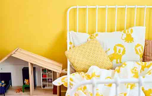 a-colourful-kids-room-with-yellow-walls-and-ikea-djungelskog-lion-print-bedding
