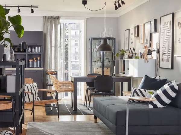 A combined dining and living room that’s style-coordinated with rattan furniture and colours in brown, grey and anthracite.