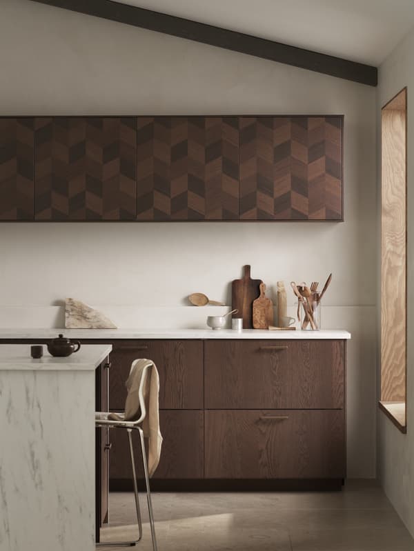 A contemporary kitchen with SINARP drawers and NYDALA handles, HASSLARP doors, and a kitchen island in marble effect.
