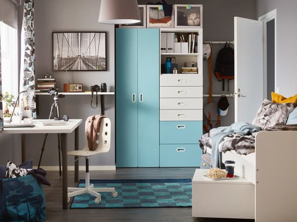A contemporary turquoise, grey and white children’s bedroom with a white and light blue STUVA/FRITIDS wardrobe.