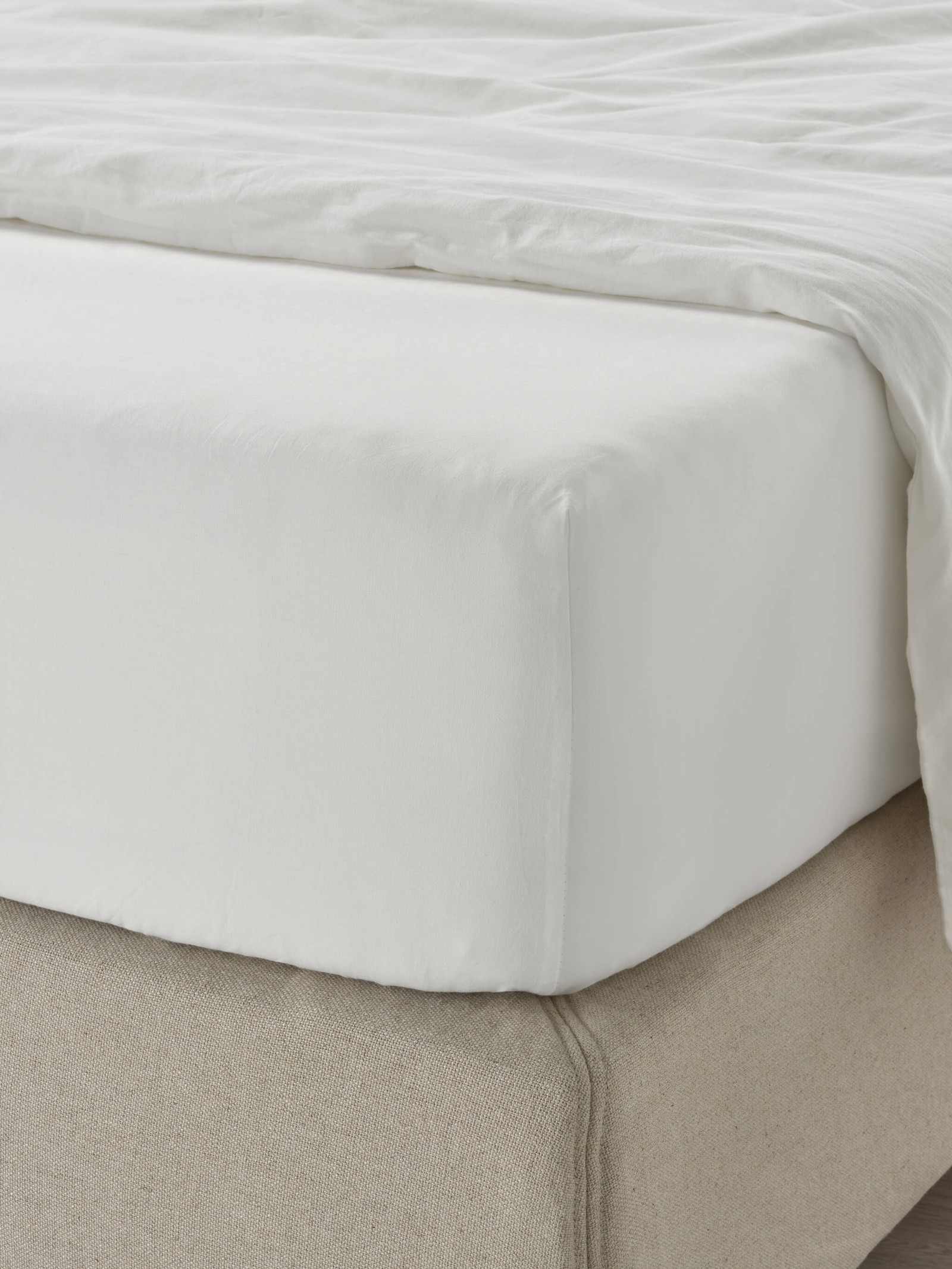 a-corner-of-a-neatly-made-bed-with-a-fitted-white-sheet-ee88175e96dc66f0e4b2c65da36faa09.jpg?f=sg