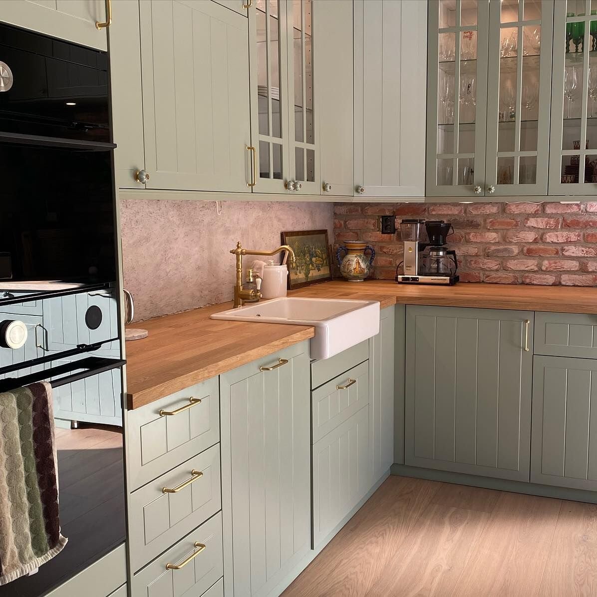 A cosy METOD kitchen with STENSUND fronts